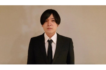 元KANA-BOON古賀隼斗、スーツ姿で謝罪 脱退から1年「ゼロからのスタート」 画像