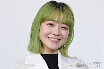 奈緒、“人生初”緑ヘアをお披露目「レタス頭が大切なビジュアル」撮影でのハプニングも明かす【東京サラダボウル】 画像