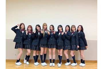 NiziU、制服姿で「モニタリング」初参戦 学校潜入サプライズ＆ダンス披露に生徒たち涙 画像