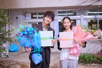 松下洸平＆森川葵ら「放課後カルテ」涙のクランクアップ 児童たちへ熱いメッセージ「何があっても大丈夫」 画像