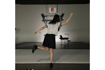 “素顔非公開”tuki.、サンタコスプレ姿のダンス動画に反響「美人オーラがすごい」「可愛すぎる」紅白初出場で話題 画像