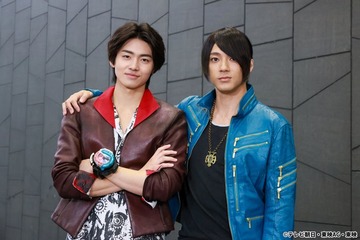 山田裕貴、ゴーカイブルー役でサプライズ出演「爆上戦隊ブンブンジャー」で後輩ヒーローを激励 画像