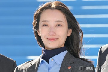 波瑠、独立後初の公の場 “柊班”刑事スタイルでブルーカーペット登場【アイシー～瞬間記憶捜査・柊班～】 画像