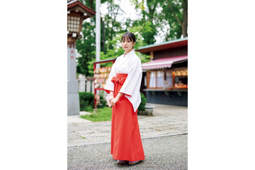 日向坂46正源司陽子、透明素肌際立つノースリーブ姿で「週プレ」表紙 巫女ショットも 画像