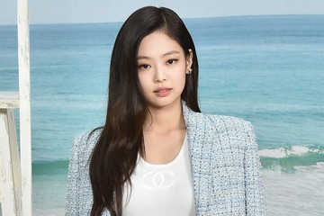 BLACKPINKジェニー、赤髪パッツンで雰囲気ガラリ「可愛すぎて衝撃」「お人形さんすぎる」の声 画像