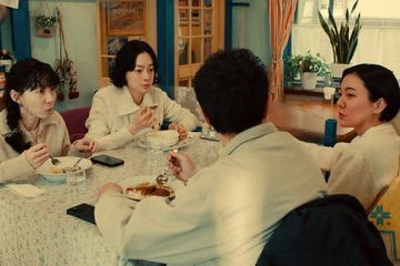「ホットスポット」1話で一瞬映った人物に注目 ファミレスシーンに考察飛び交う「伏線祭り」「見返したい」 画像