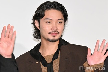 磯村勇斗、大学の同級生だったSnow Manメンバーとは「学食は何回か一緒に食べた」 画像
