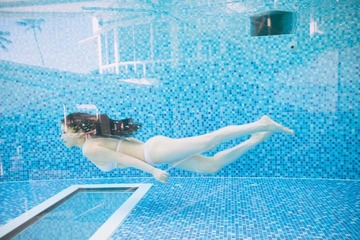 乃木坂46与田祐希、スケルトンプールで綺麗に潜水 3rd写真集先行カット解禁【ヨーダ】 画像