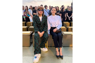 牧瀬里穂、ミニスカでスラリ美脚＆夫・NIGO（R）との夫婦ショット披露「ラブラブで羨ましい」の声 画像