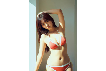 豊田ルナ、美くびれ際立つビキニ姿で魅了 画像