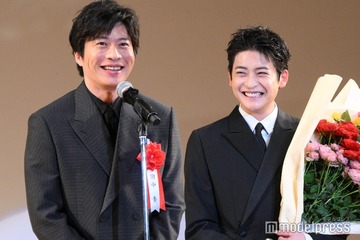 高橋文哉、サプライズ登場の田中圭と熱い握手「一人でも多くの人を救える役者になりたい」【2025年エランドール賞】 画像