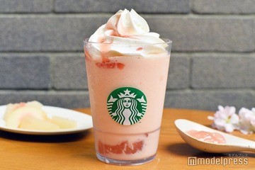 スタバ、瑞々しく桃香る新作フラペ「白桃と桜わらびもち フラペチーノ」もちぷる食感の食べ応えも◎ 画像