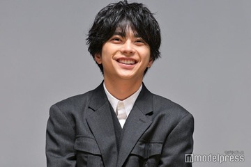 timelesz佐藤勝利、共演俳優を“すべての王”とべた褒め「隙を見つけたい」「ちょっとズルい」【アポロの歌】 画像