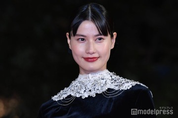 橋本愛、ミニスカ×レースタイツでスラリ美脚「個性的な服も着こなしてて流石」「金髪も映えてる」と反響 画像