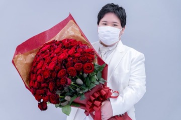 人気配信者・コレコレ、結婚発表 “HIKAKINオマージュ”の写真も公開 画像