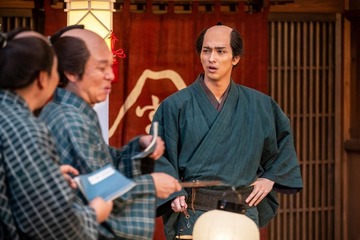 【べらぼう～蔦重栄華乃夢噺～ 第8話】蔦重が手掛けた吉原細見で賑わう 瀬川の新たな客登場 画像