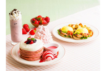 エッグスンシングス、春限定“ベリー＆チーズ”パンケーキ登場 苺フレーバーのホイップやソース付き 画像