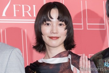 のん、大胆美背中ショット披露「セクシーすぎる」「美しくて直視できない」 画像