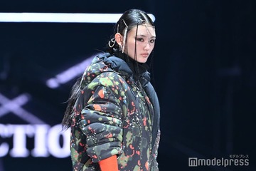 櫻坂46山崎天、派手柄×ビジュー盛りヘアが強烈インパクト 個性派アイテム着こなす【TGC2025S/S】 画像
