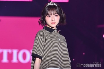 なえなの、フリルスカート×ラインパンツの個性派コーデ着こなす【TGC2025S/S】 画像