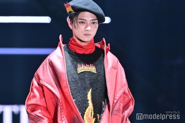 岩瀬洋志、炎スタイリングに熱視線 クールに微笑む【TGC2025S/S】 画像