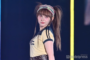 FRUITS ZIPPER早瀬ノエル、タイトTでほっそり二の腕披露 高めツインテールが可愛い【IDOL RUNWAY COLLECTION 2025】 画像