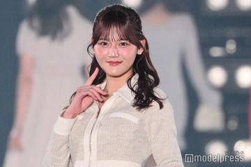 ＝LOVE高松瞳、ミニ丈ニットワンピから美脚スラリ 上品コーデ着こなす【関コレ2025S/S】 画像