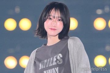 ＝LOVE野口衣織、デニムコーデで登場 ゆるっとカーデでカジュアルに【関コレ2025S/S】 画像