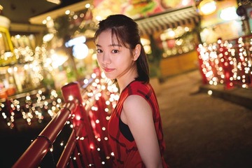 當真あみ、上京前の感傷的な姿 1st写真集封入特典ポストカード第2弾解禁【Ami】 画像