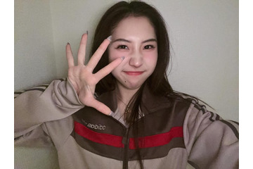 トラジャ松田元太の妹・KOKORO、部屋に飾られた豪華7段雛人形が話題 “マイファミリー”愛犬との2ショットに驚きの声「実家かな？」「次元が違う」 画像