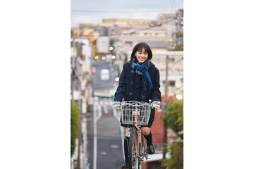 當真あみ、寮生活時の通学ショット 1st写真集封入特典ポストカード第3弾解禁【Ami】 画像