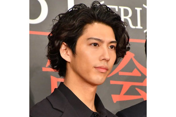 賀来賢人、パリでの買い物に付き添い！“飽きてる”SHOTに「Cartierですか？」「買ったったん？！」の声 画像