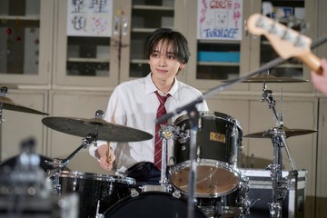 「女神降臨」シークレットキャスト宮世琉弥、渡邊圭祐＆綱啓永とバンド演奏 キャラクター写真＆PV・特別映像・場面写真一挙解禁 画像