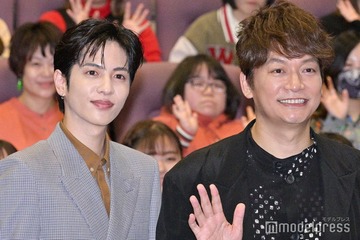 志尊淳、共演中の香取慎吾と密着2ショット「スターの膝に肘乗せちゃだめだよ」自らツッコミも 画像