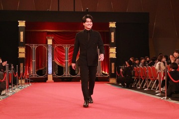 SixTONES森本慎太郎、アルマーニ黒スーツをクールに着こなす「話題賞」でレカペソロ闊歩【第48回日本アカデミー賞】 画像