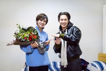 トラジャ松田元太、宮近海斗のクランクアップ駆けつける Aぇ! group小島健ら撮了ショットも公開【ホンノウスイッチ】 画像