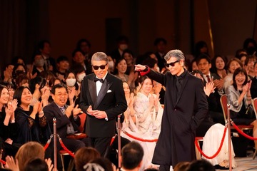 舘ひろし＆柴田恭兵「あぶ刑事」コンビがレッドカーペット降臨 貫禄のオーラで会場沸かす【第48回日本アカデミー賞】 画像