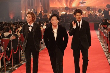 Mrs. GREEN APPLE、アルマーニタキシード着用 新設「主題歌賞」受賞でレッドカーペット登場【第48回日本アカデミー賞】 画像