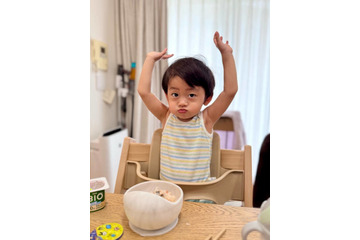 おばたのお兄さん「どんどん僕に似てきている」1歳息子の近影SHOTに反響「パパそっくり」「凄く可愛い」 画像
