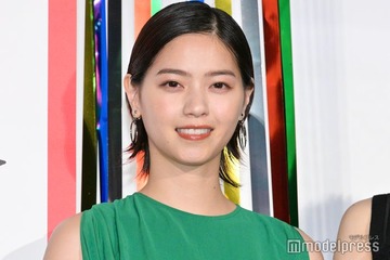 西野七瀬、ノースリーブドレス×デコ出しスタイルで登場 大事にしていきたいものとは【少年と犬】 画像