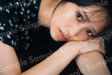 日向坂46佐々木久美、バラエティ豊かな魅力放つ 封入特典ポストカード絵柄6種公開【めくる日々】 画像