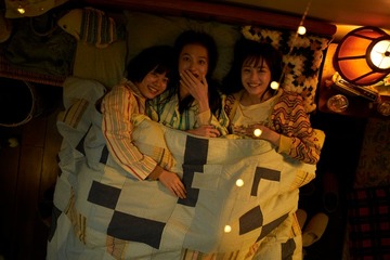 広瀬すず・杉咲花・清原果耶が姉妹のようにリラックス「片思い世界」メイキングショット解禁 画像