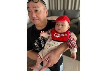 山本圭壱、愛娘の“カープ女子”SHOTにファンほっこり「とっても可愛い」「癒されます」 画像