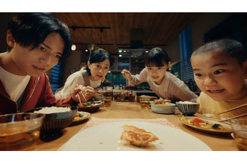 永瀬廉、新TVCMで“家族の攻防”繰り広げる 高橋海人との飯会予定・西畑大吾＆正門良規とやりたいこと明かす 画像