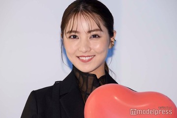石川恋、“18年ぶり再会”祖母と抱き合う2ショット公開「いろいろな感情が涙と一緒に溢れ出した」 画像