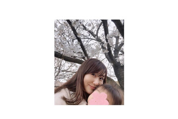 安めぐみ、桜バックに1歳次女とニッコリ！10歳長女の近影には「ママに似て可愛い」「素敵なお姉さん」の声 画像