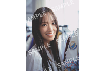 日向坂46佐々木久美、歴代衣装に囲まれ笑顔 1st写真集ライブ会場購入特典解禁【めくる日々】 画像