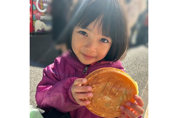 「西園寺さん」子役・倉田瑛茉、姉妹でいちごの被り物2ショット「そっくりすぎる」「めっちゃ大きくなったと思ったら」と話題 画像