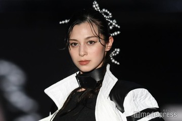 中条あやみ、トップバッターで「TGC大阪・関西万博」開幕 黒レースタイツから美脚際立つ 画像