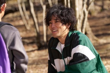 【いつか、ヒーロー 第1話】赤山（桐谷健太）、20年ぶり教え子に再会 変わり果てた姿目にする 画像